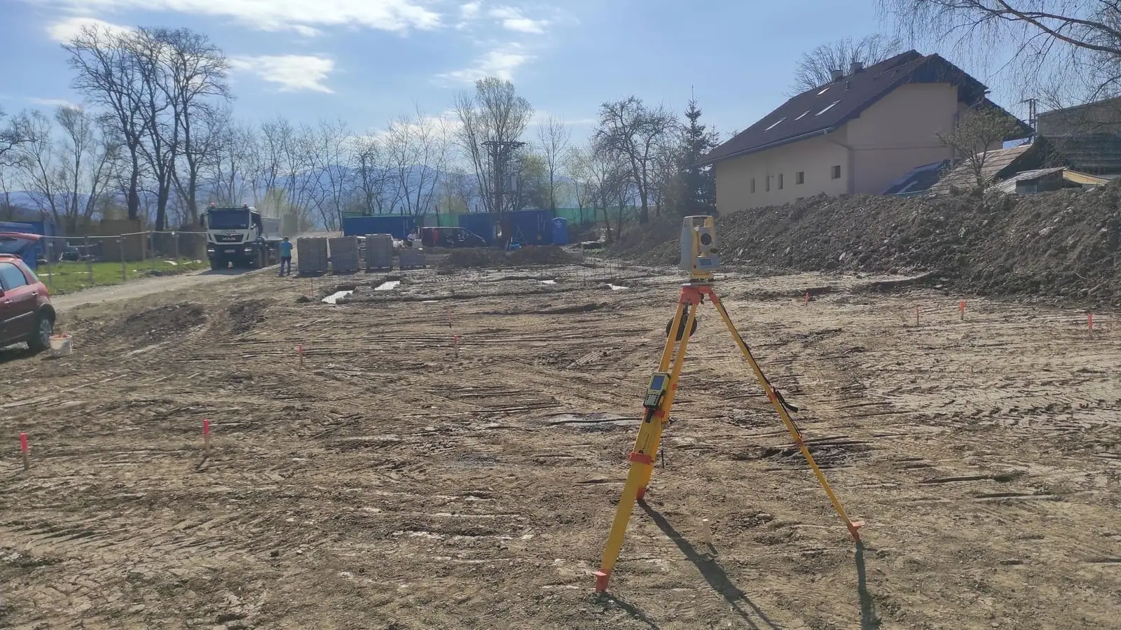 Statív na urovnanom stavebnom pozemku medzi rodinnými domami